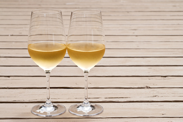 δύο ποτήρια λευκό κρασί στο κατάστρωμα - Φωτογραφία, εικόνα