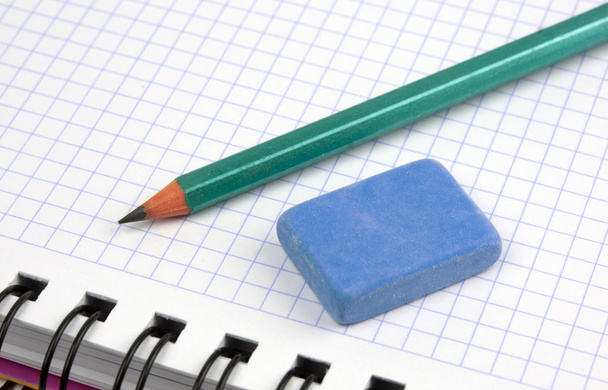 ноутбук з олівцем
 - Фото, зображення