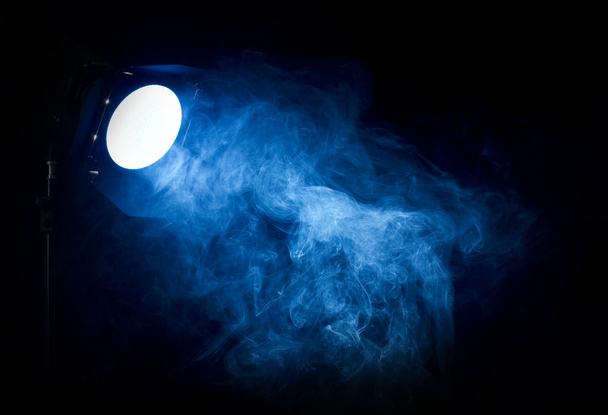 sztuka teatr niebieski wiązki światła z projektora na czarny backgrou - Zdjęcie, obraz