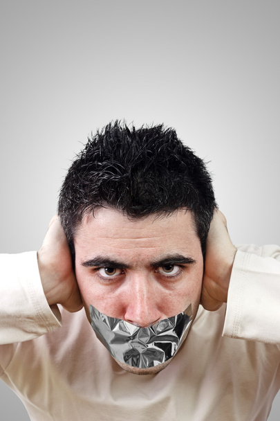 Irritado jovem homem com fita adesiva cinza em sua boca
 - Foto, Imagem