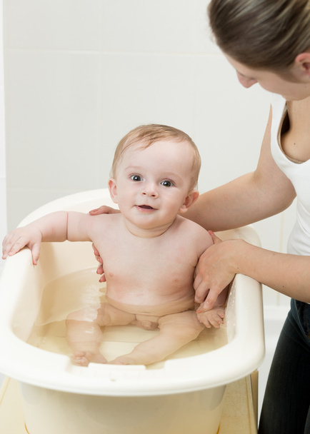 Matka jej adorable baby w łazience w kąpieliskach - Zdjęcie, obraz
