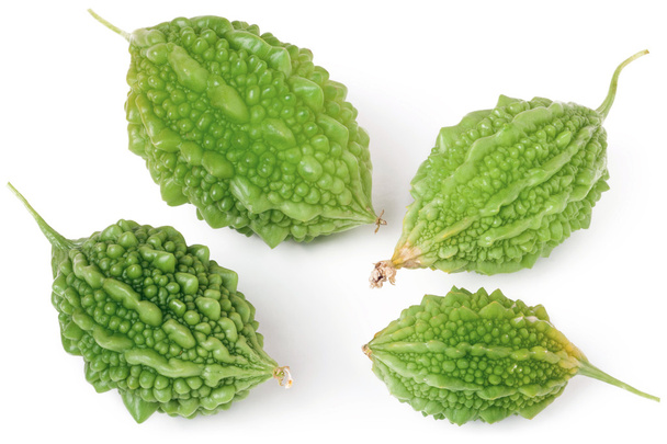 neljä vihreää katkera meloni tai momordica eristetty valkoisella pohjalla
 - Valokuva, kuva