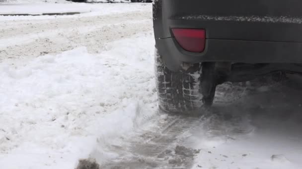 uitlaatpijp uitlaat van auto staande op sneeuw in de winter. 4k - Video