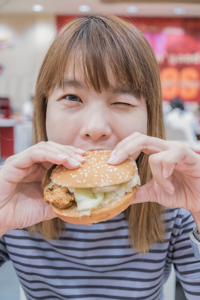 красива жінка в кафе їсть гамбургер
 - Фото, зображення