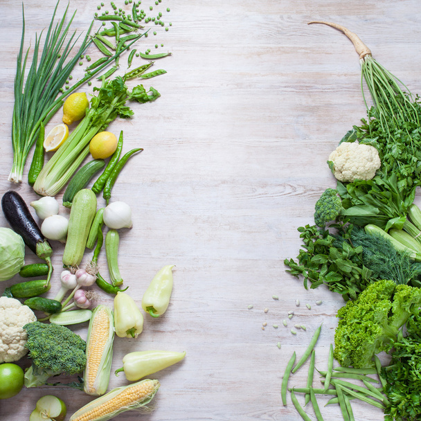 συλλογή από φρέσκα πράσινα λαχανικά σε άσπρο φόντο ρουστίκ. - Φωτογραφία, εικόνα