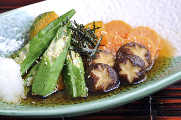 Okra frito y shiitake
 - Foto, imagen