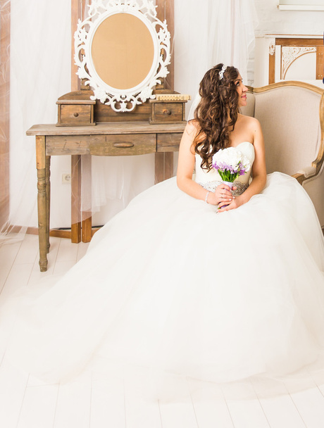 Портрет нареченої з весільним букетом
 - Фото, зображення