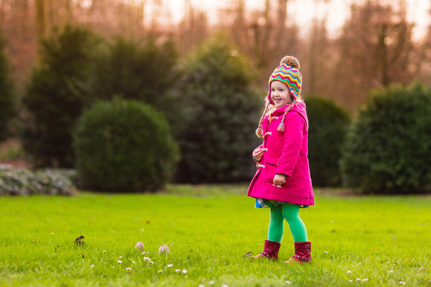 Kleines Mädchen spielt im Herbstpark - Foto, Bild