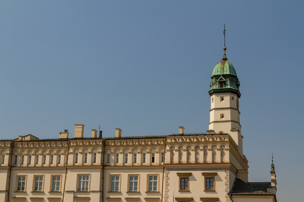 das Rathaus aus dem 15. Jahrhundert inmitten des Platzes wolnica central von kazimierz - Foto, Bild
