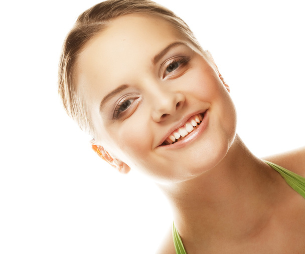 Piękna uśmiechnięta twarz młodej kobiety ze zdrową, czystą skórą - Zdjęcie, obraz