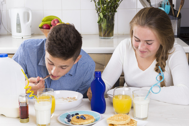 Pareja adolescente desayunando juntos
 - Foto, imagen