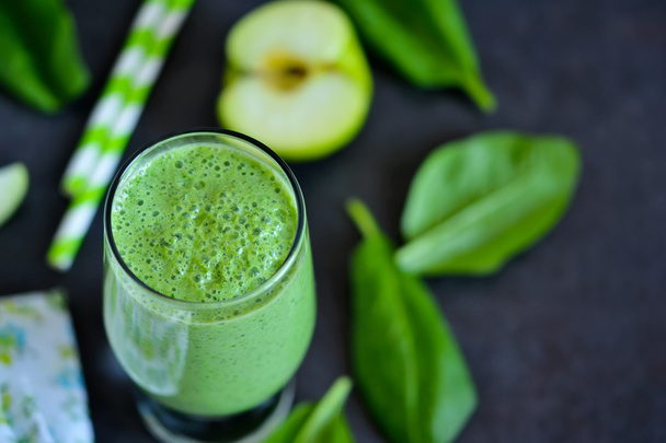 Light drink - Green smoothie with spinach, apple and yogurt - Фото, изображение