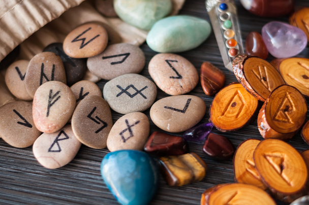 runas mágicas con sus manos
 - Foto, imagen