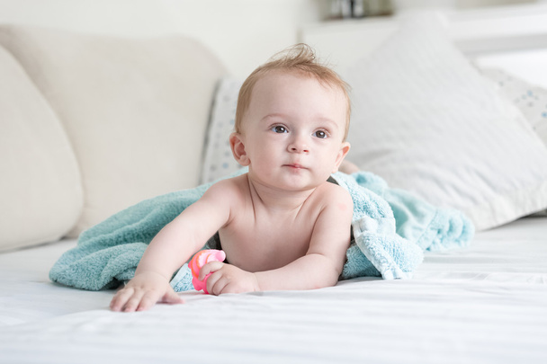 Αξιολάτρευτο 9 μηνών μωρό στο κρεβάτι κάτω από την πετσέτα, αφού ντους. - Φωτογραφία, εικόνα
