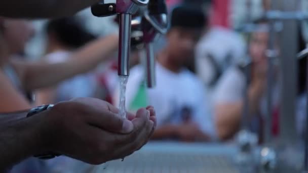 Água potável masculina das palmas das mãos
 - Filmagem, Vídeo