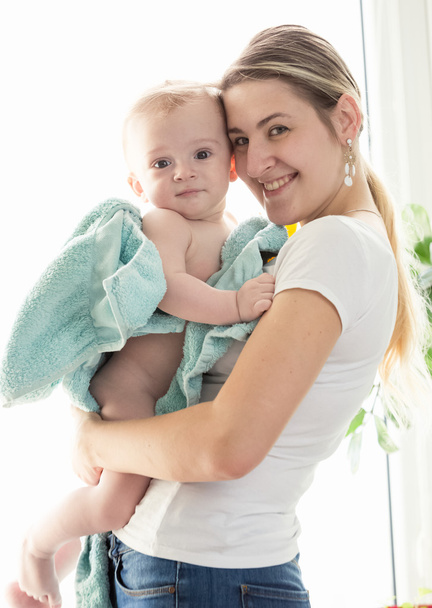 Tónusú boldog anya átölelve a baba fiú szereplő b portréja - Fotó, kép