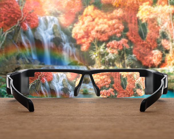 Wasserfall in Brillengläsern fokussiert  - Foto, Bild