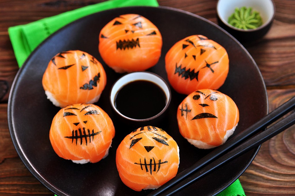 Fiesta de Halloween sushi, sushi Temari, bolas de sushi sobre fondo de madera
. - Foto, Imagen