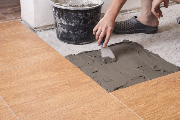 laying tiles on the floor - Foto, afbeelding