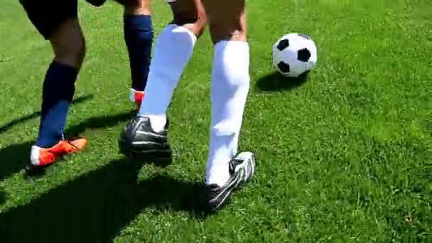 Ποδοσφαιριστής κάνει κόλπα για να αποφύγετε το defender, αργή κίνηση - Πλάνα, βίντεο