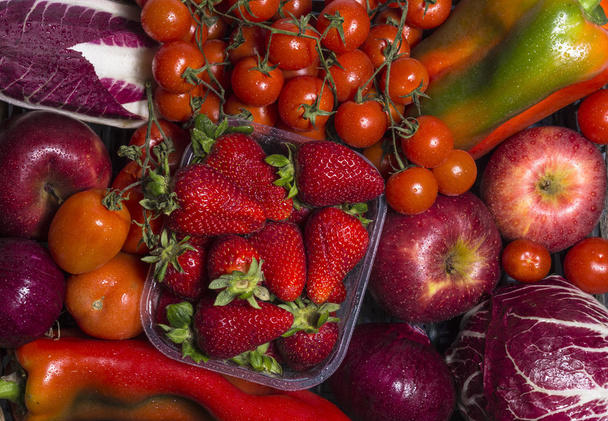 Collecte de fruits et légumes rouges frais
 - Photo, image
