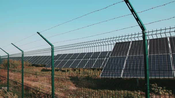 Ocel svařovaná sluneční elektrárna ochrana sluneční energie. Mřížkový plot. Šermování území, na kterém solární prvky. - Záběry, video
