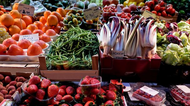 frutas y verduras de invierno exhibidas en el mercado callejero
 - Foto, imagen