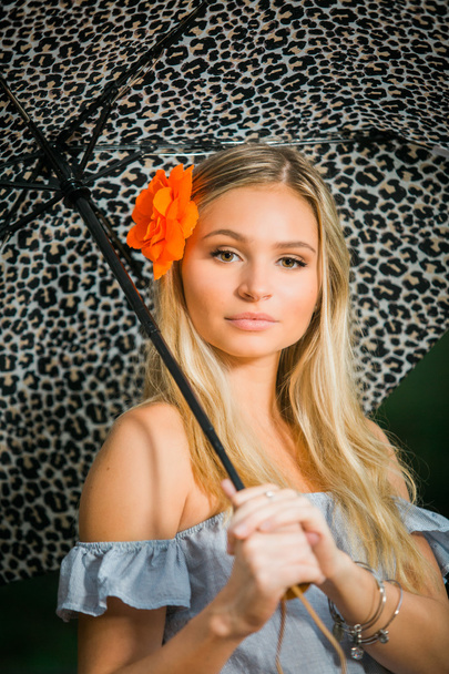 Gymnasiast posiert mit Regenschirm für Porträts an einem regnerischen Tag  - Foto, Bild