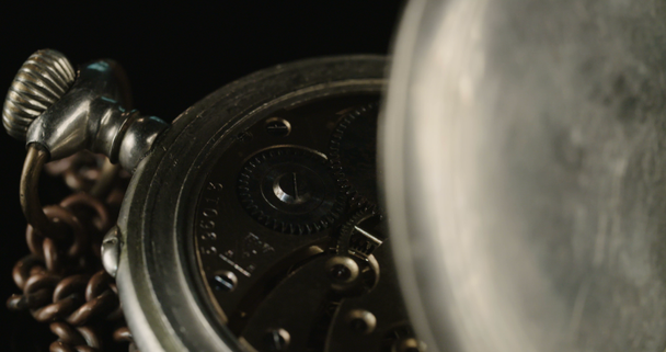 Μακροεντολή πυροβολισμό του ένα ρολόι vintage τσέπης - Πλάνα, βίντεο
