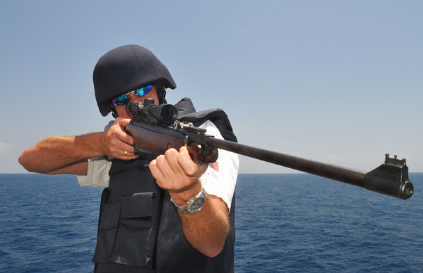 Guardas contra a pirataria
 - Foto, Imagem