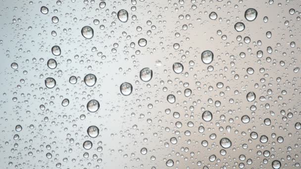 Esőcseppek üveg ablak a szobában - Felvétel, videó