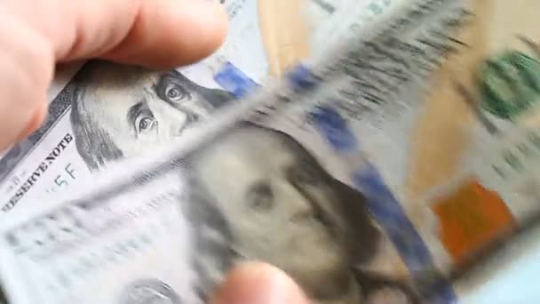 man vindt 100 dollar bills close-up - Video