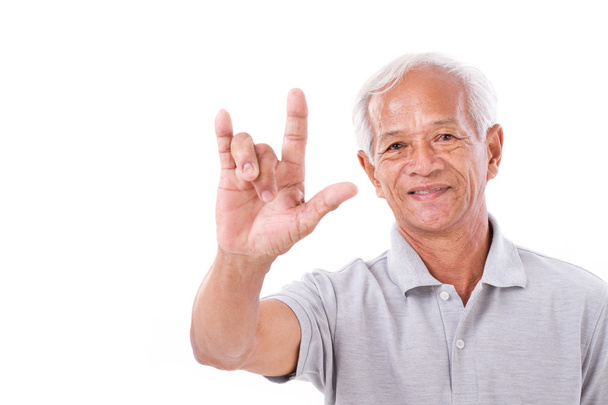 Stary człowiek pokazuje znak ręką miłości - Zdjęcie, obraz