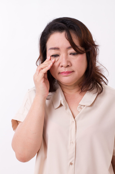 Frau mittleren Alters mit Sehstörungen, Kurzsichtigkeit, Weitsichtigkeit, Augenhöhle - Foto, Bild