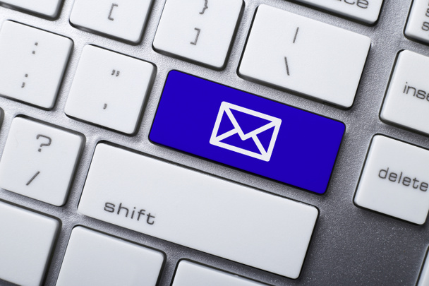 E-mail en online communicatie concepten, met e-mail-symbool op het toetsenbord. - Foto, afbeelding