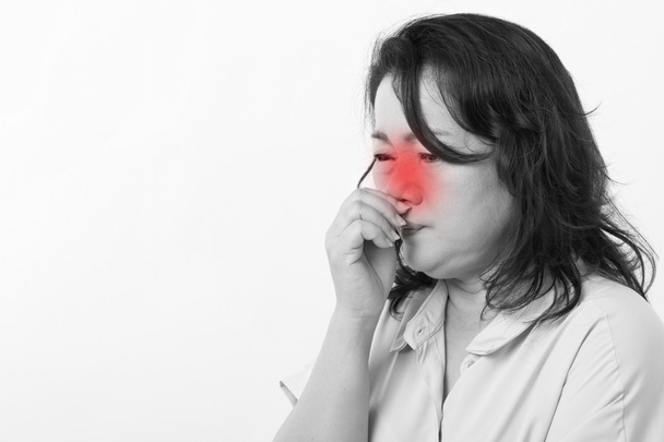 mujer enferma con secreción nasal
 - Foto, imagen