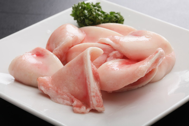 Carne crua fresca de cartilagem de porco com ervas de cominho em prato branco
 - Foto, Imagem