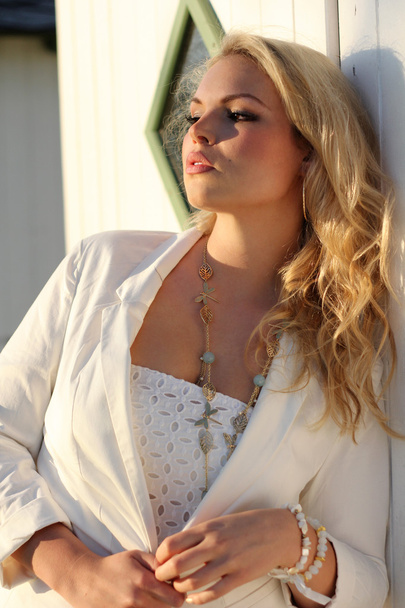 Fashion Model Posing In The Sun in Front of a Beach Cabin - Foto, Bild