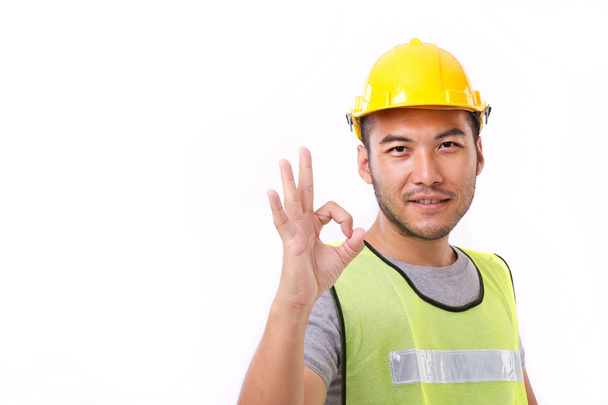 εργαζόμενος κατασκευή δείχνει εντάξει χειρονομία σημάδι στο λευκό έκφραση - Φωτογραφία, εικόνα