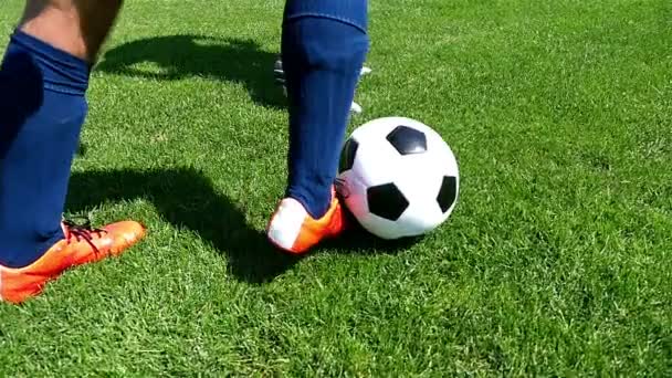 Footballer making tricks to avoid the defender, slow motion - Metraje, vídeo