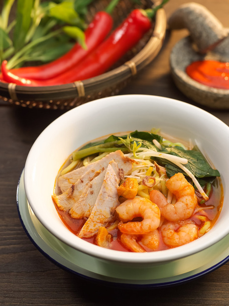 Sopa Penang Camarão Mee com carne de porco, legumes, pimenta vermelha e shrim
 - Foto, Imagem