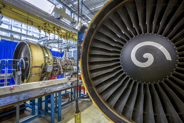 Большой авиационный двигатель во время технического обслуживания
 - Фото, изображение