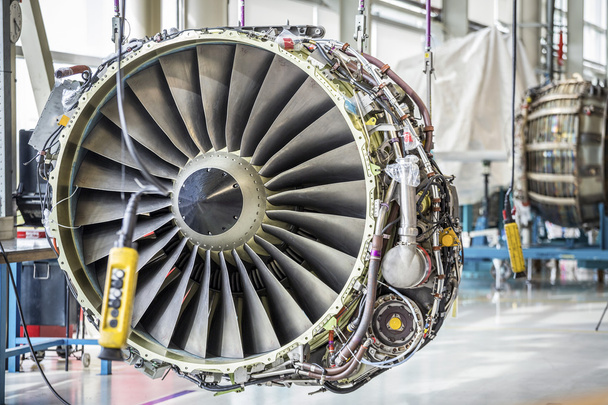 Motor de avião grande durante a manutenção
 - Foto, Imagem
