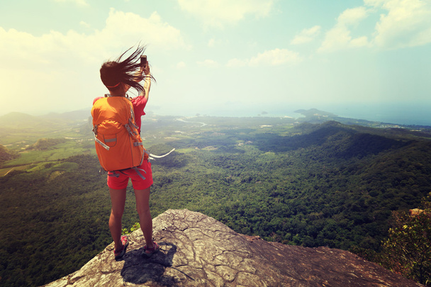 Giovane escursionista donna scattare foto
 - Foto, immagini