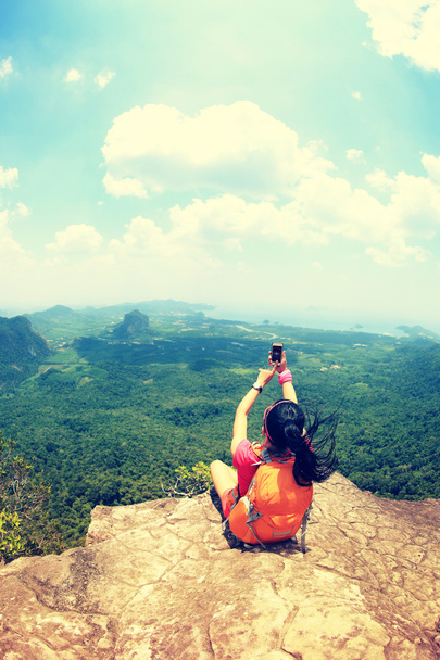 Giovane escursionista donna scattare foto
 - Foto, immagini