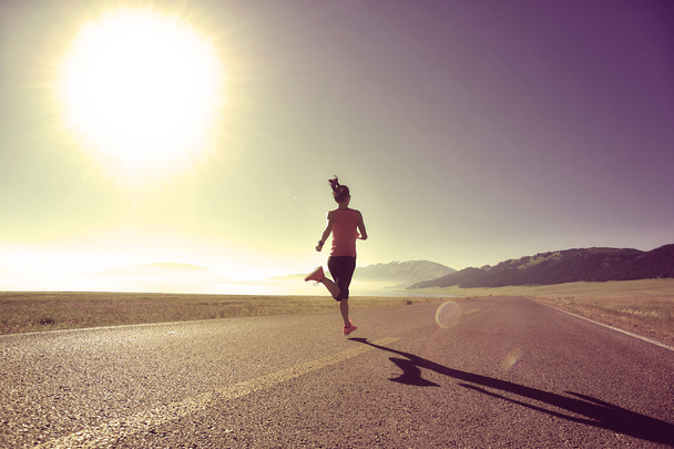 junge Fitness-Frau läuft - Foto, Bild