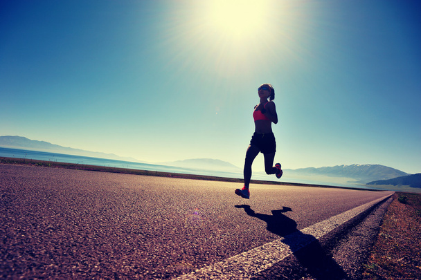  jovem mulher fitness correndo
 - Foto, Imagem