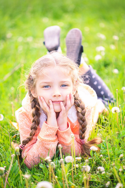 Aranyos kislány a réten a nyári napon. - Fotó, kép