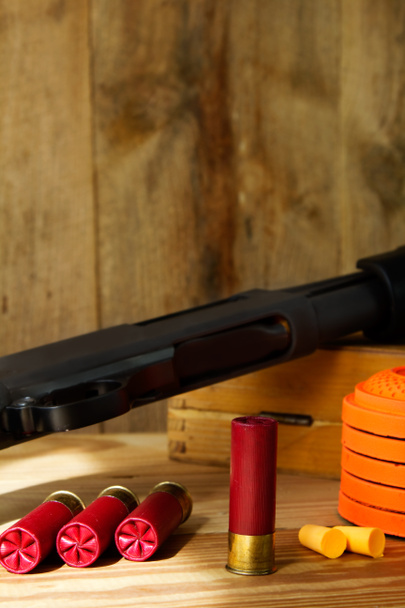 12-gauge Shotgun, a kagyló és az agyag galamb - Fotó, kép