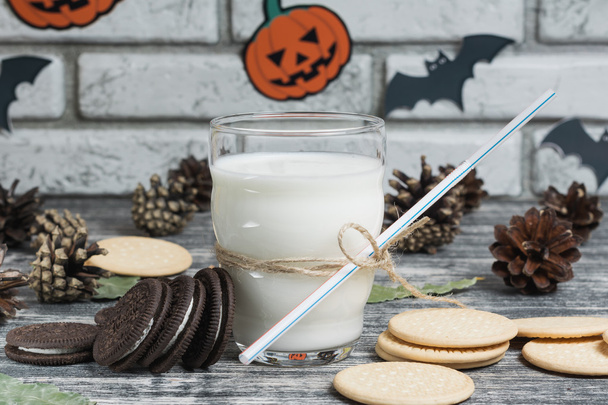 Halloween cookies with a glass of milk - Foto, afbeelding